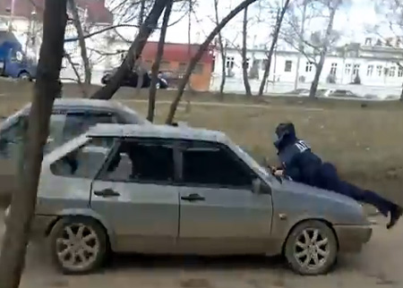 الشرطة تطارد هارب وزميلة يجلس علي السيارة