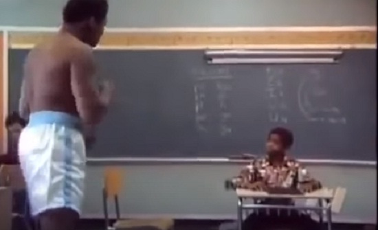 فيديو : محمد علي يمازح الأطفال .. رحمه الله