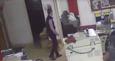 شاهد.. حرامي يستغل انشغال العاملين بأداء فريضة الصلاة لسرقتهم