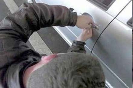 أب وابنه يعملان في عصابة سرقة سيارة بالرصيفة