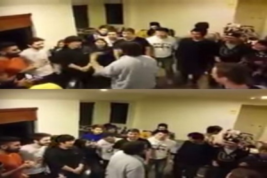 شاهد..  سعودي يُعلِّم الأمريكان الدحة