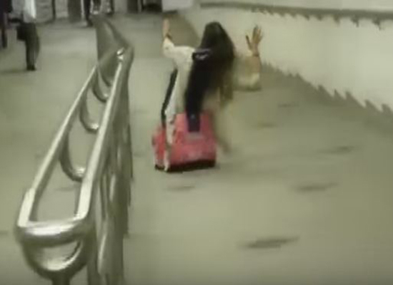بالفيديو: فتاة تفقد وعيها بسبب المزاح الثقيل