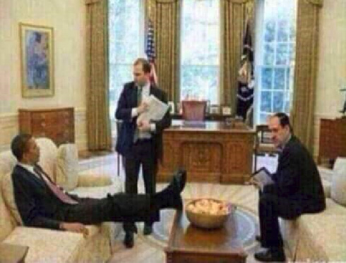 ناشطون عراقيون يعيديون تداول صورة " مركبة " للمالكي وحذاء اوباما ناشطون عراقيون يعيديون تداول صورة " مركبة " للمالكي وحذاء اوباما