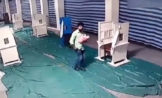 أب يقبل طفله الرضيع ويتخلص منه بإلقائه داخل كنيسة (فيديو)