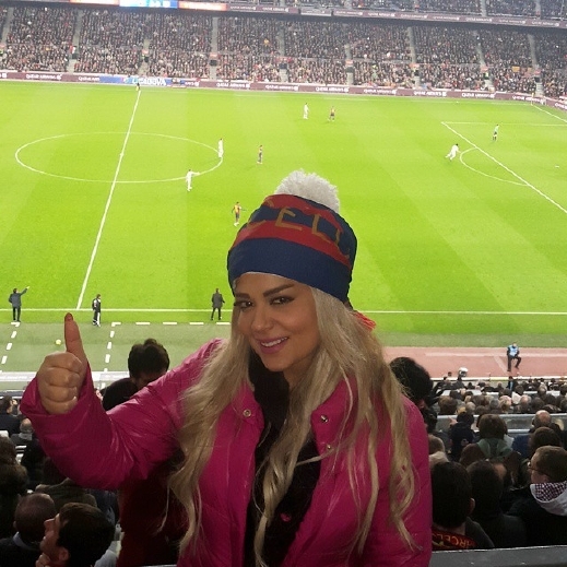 مادلين مطر تشجع برشلونة في الكامب نو وسعيدة برؤية ميسي ونيمار..صور