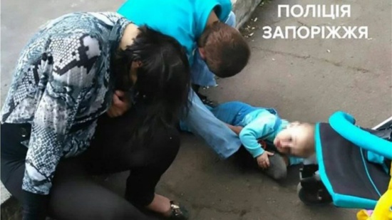 بالفيديو: طفل يبكي بجانب والديه... ارتكبا جريمة مروعة بحقه!