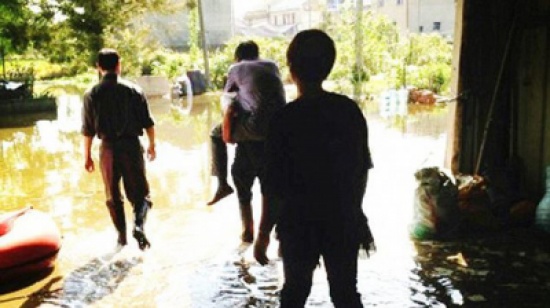 إقالة مسؤول أراد حماية حذائه خلال زيارة ميدانية