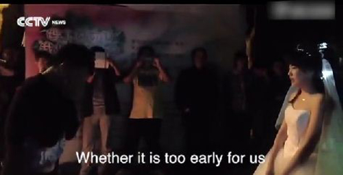 فتاة جامعية تتقدم لخطبة شاب بفستان الزفاف