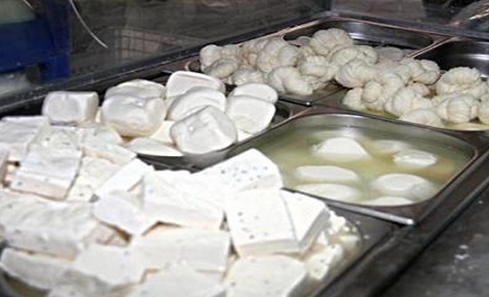 ضبط وإتلاف 2.5 طن ألبان وأجبان في معان