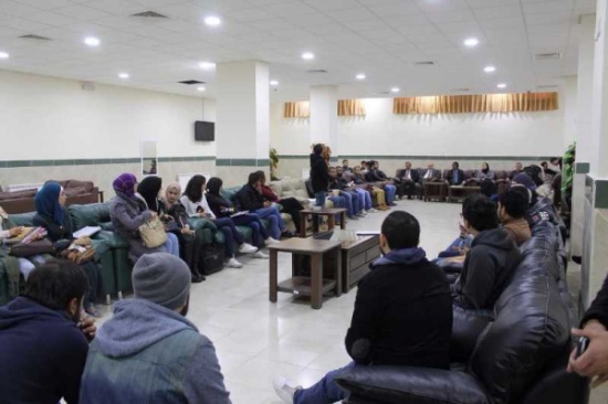 عميد كلية الصحافة في جامعة الزرقاء يلتقى طلبة الكلية