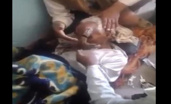 فيديو صادم....بهذه الطريقة المتوحشة تسببوا في قتل معمر باليمن بعد ظهور قرن في رأسه