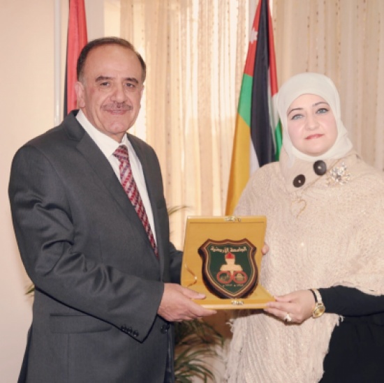 رئيس الجامعة الأردنيّة يكرّم الأديبة الشّعلان