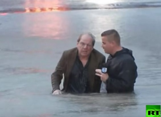 شاهد.. صحفي ينقذ رجلاً من سيارة غارقة