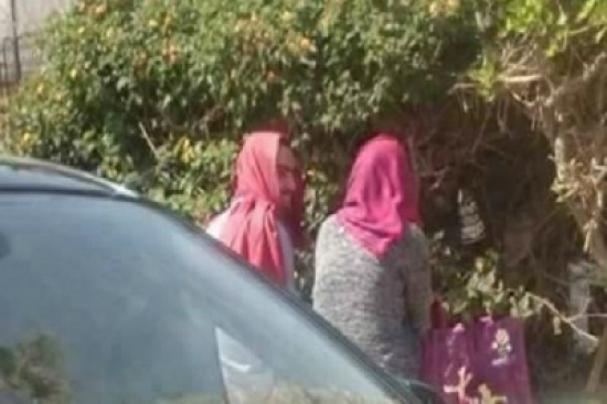 صور: شاب يرتدي الحجاب ليقابل فتاة.. وشاربه يفضحه! صور: شاب يرتدي الحجاب ليقابل فتاة.. وشاربه يفضحه!
