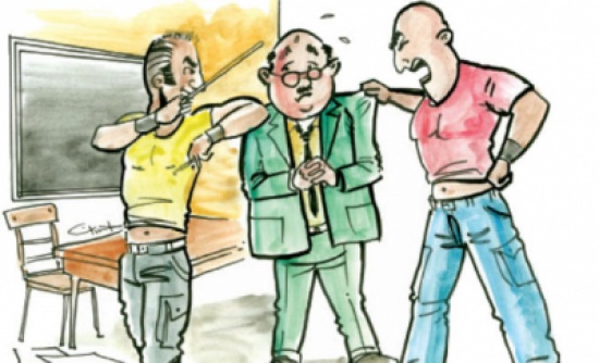طالب و شقيقه يعتديان بالضرب على مدير مدرسة في البادية الشمالية و يُدخلانه المستشفى طالب و شقيقه يعتديان بالضرب على مدير مدرسة في البادية الشمالية و يُدخلانه المستشفى