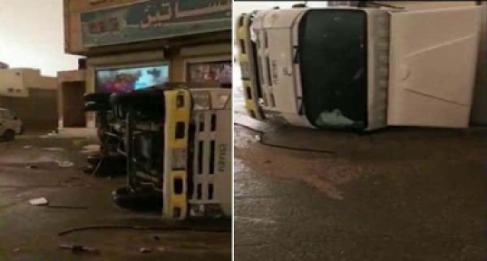 بالفيديو: عاصفة بريدة تتسبب في إنقلاب شاحنة