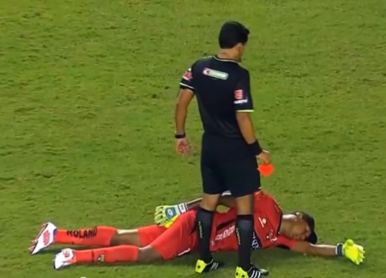 بالفيديو.. حارس مرمى "يموت" ليتفادى الكارت الأحمر!