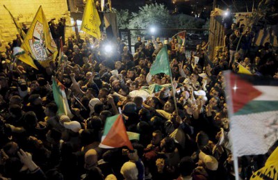 مئات الفلسطينيين يشيعون الشهيد أبو غنام في القدس مئات الفلسطينيين يشيعون الشهيد أبو غنام في القدس