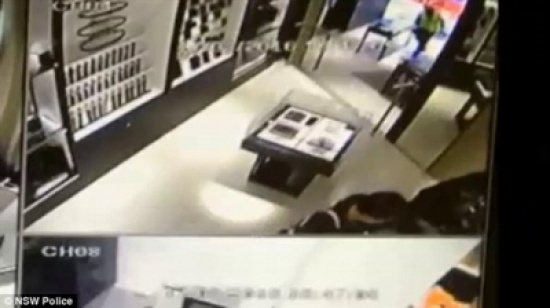 شاهد.. لصوص ينتحلون صفة عمال طوارئ لسرقة محل مجوهرات