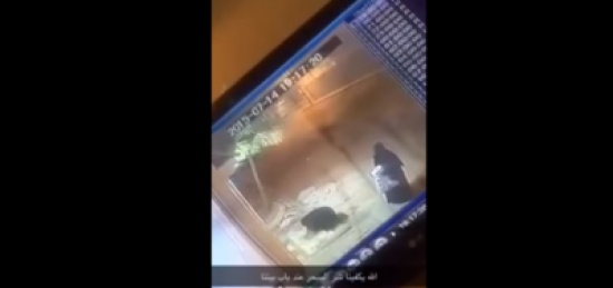 فيديو| سيدتان إلتقطتهم كاميرا المراقبة أثناء وضعهم "سحر" على باب منزل