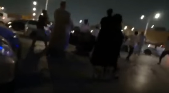 فيديو| مشاجرة دموية بسبب 'أولوية' الدفع في السعودية!