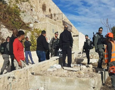 الاحتلال يعتدي على مقبرة باب الرحمة شرق الأقصى لليوم الثاني الاحتلال يعتدي على مقبرة باب الرحمة شرق الأقصى لليوم الثاني