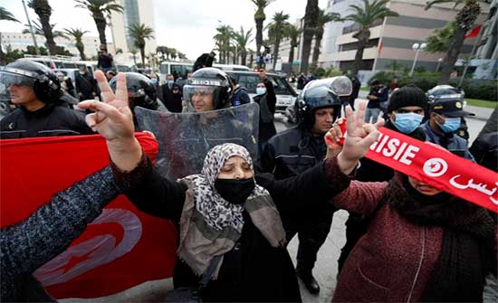 تونس : انطلاق مظاهرات وسط قيود أمنية واعتقالات للمحتجين .. بالفيديو تونس : انطلاق مظاهرات وسط قيود أمنية واعتقالات للمحتجين .. بالفيديو