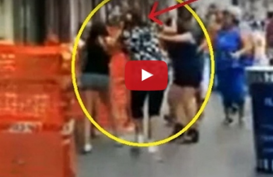 بالفيديو: زوجة غيورة تقضم إصبع عشيقة زوجها في الشارع بالفيديو: زوجة غيورة تقضم إصبع عشيقة زوجها في الشارع