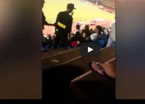 شاهد.. شرطى يصفع فتاة على وجهها