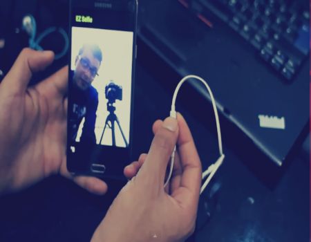 بالفيديو.. خدعة تجعلك تلتقط «سيلفي» بسماعة «الموبايل» بالفيديو.. خدعة تجعلك تلتقط «سيلفي» بسماعة «الموبايل»
