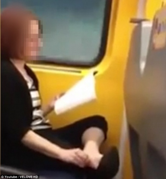 بالفيديو.. سلوك مقزز من امرأة على متن قطار بالفيديو.. سلوك مقزز من امرأة على متن قطار