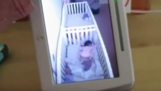 بالفيديو.. رضيعتان توأم تتظاهران بالنوم فور سماع صوت أمهما