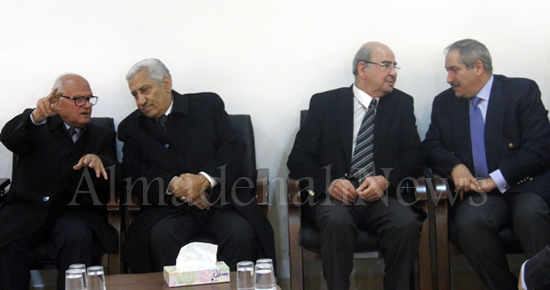 بالصور : النسور وجودة والمصري في منزل عزاء القاضي زعيتر بالصور : النسور وجودة والمصري في منزل عزاء القاضي زعيتر