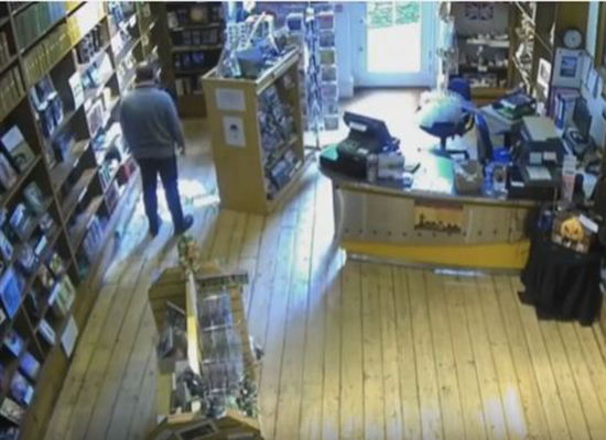 بالفيديو: "شبح" يرمي المنشورات عن رفوف متحف