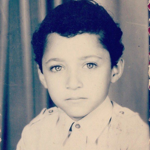 بالصورة - خمّنوا أي نجم عربي شهير أصبح هذا الطفل البريء!! بالصورة - خمّنوا أي نجم عربي شهير أصبح هذا الطفل البريء!!