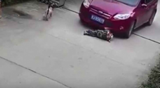 الصين.. سيارة تدهس طفلاً مرتين.. ويبقى حياً..فيديو الصين.. سيارة تدهس طفلاً مرتين.. ويبقى حياً..فيديو