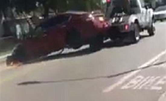 بالفيديو .. رجل يحاول فصل سيارته عن شاحنة في مشهد مروع