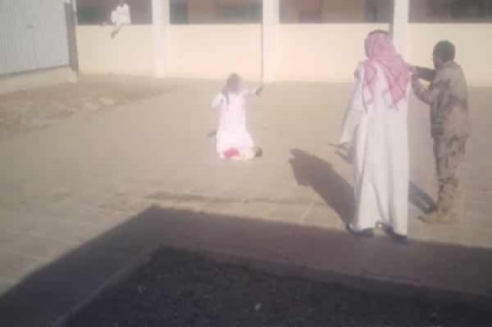 مشهد مروع.. مواطن يهدد بذبح ابنه بسكين داخل ساحة مدرسة! – فيديو مشهد مروع.. مواطن يهدد بذبح ابنه بسكين داخل ساحة مدرسة! – فيديو