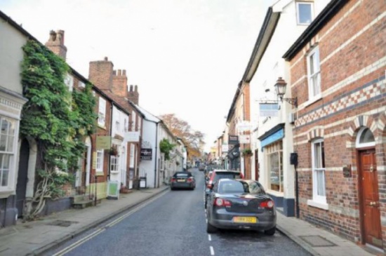 صور| لن تتخيل ماذا فعلت هذه البلدة البريطانية بشوارعها!