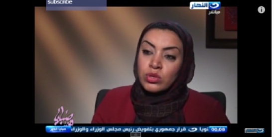 بالفيديو.. رجل يرسل صور زوجته عارية للشباب عبر الإنترنت مقابل المال