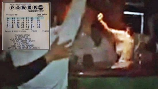 فيديو: عمال مطعم يحتفلون بالفوز بمليار دولار باليانصيب.. ولكن!