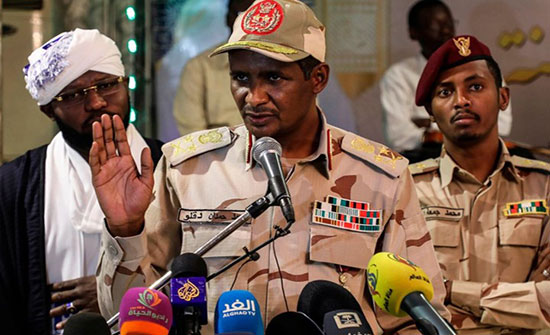 حميدتي يعلق على سعيه للسلطة ويعتبر فض الاعتصام "فخا" حميدتي يعلق على سعيه للسلطة ويعتبر فض الاعتصام "فخا"