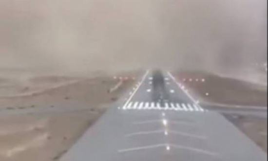بالفيديو.. هبوط "دراماتيكي" لطائرة أثناء عاصفة رملية!