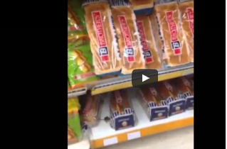 شاهد.. فأر يأكل الخبز من رفوف سوبر ماركت