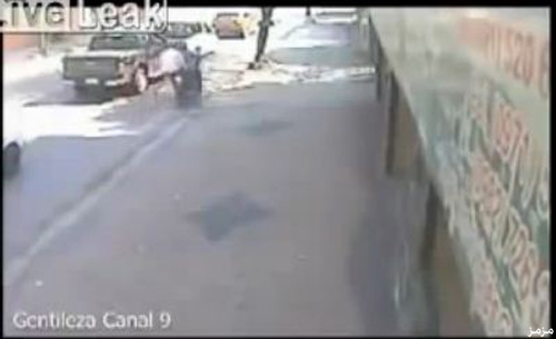 نجاة بأعجوبة لـ شابين دهستهما سيارة