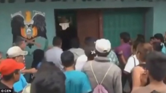 بالفيديو.. بوليفيا: أهالٍي يعاقبون متهمًا بالاغتصاب بطريقة مروّعة متجاهلين الشرطة بالفيديو.. بوليفيا: أهالٍي يعاقبون متهمًا بالاغتصاب بطريقة مروّعة متجاهلين الشرطة