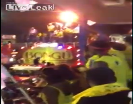 بالفيديو.. مطرب يصطدم بكابل كهرباء ويتسبب في مصرع 16 وإصابة 72 شخصا