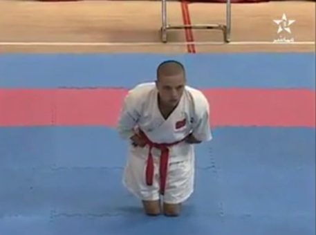 من ذوي الاحتياجات الخاصه..ويمتلك قدرات فائقة