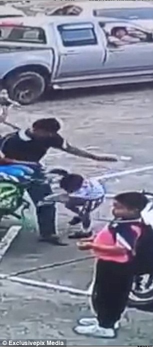 رجل يعاقب ابن زوجته بعنف بسبب خطأ بسيط