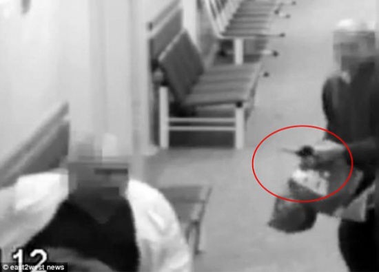 [شاهد] لاعتقاده أنه يكذب عليه بعد إخباره أنه شفي تماماً .. مريض سرطان يقتل طبيبه!